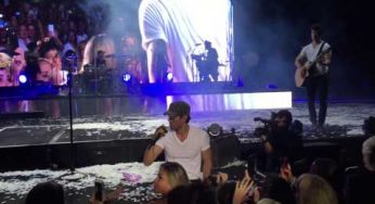 Enrique Iglesias destroza ‘La Chica de Ayer’ de Nacha Pop en directo