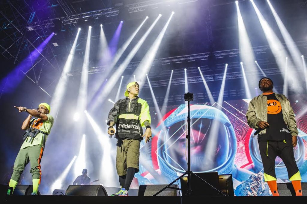 Black Eyed Peas, sin Fergie pero con mucho hit, y la magia de AURORA