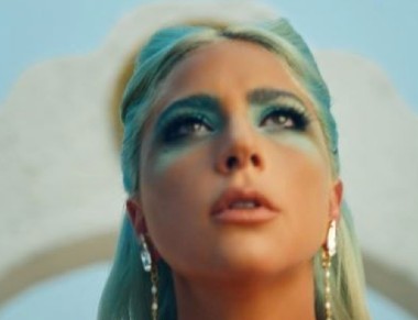 Magnético cristiano El camarero Lady Gaga hace un homenaje a 'El color de la granada' en el vídeo de '911'  – jenesaispop.com