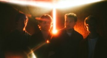 De Beatles a Bangles: así suena la gran canción destartalada de Django Django