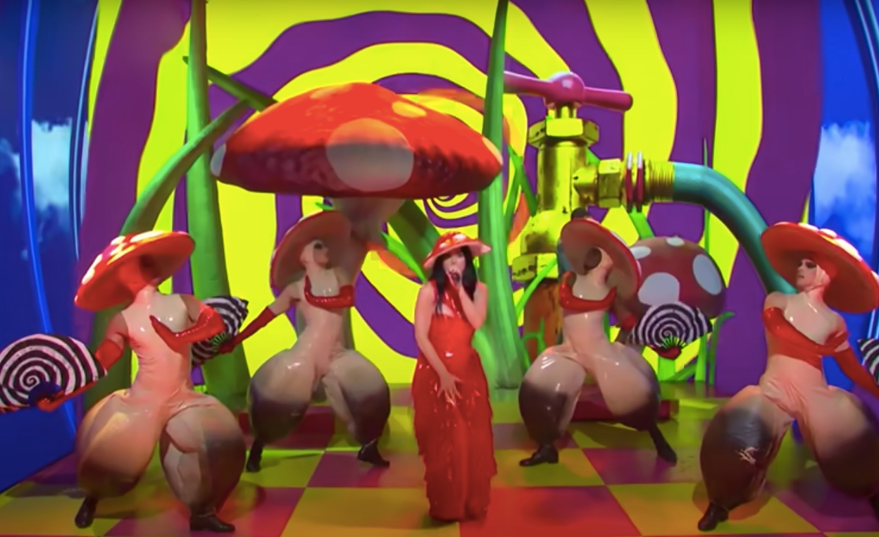 Katy Perry y sus setas-pene bailarinas traen color a Saturday Night Live –  jenesaispop.com