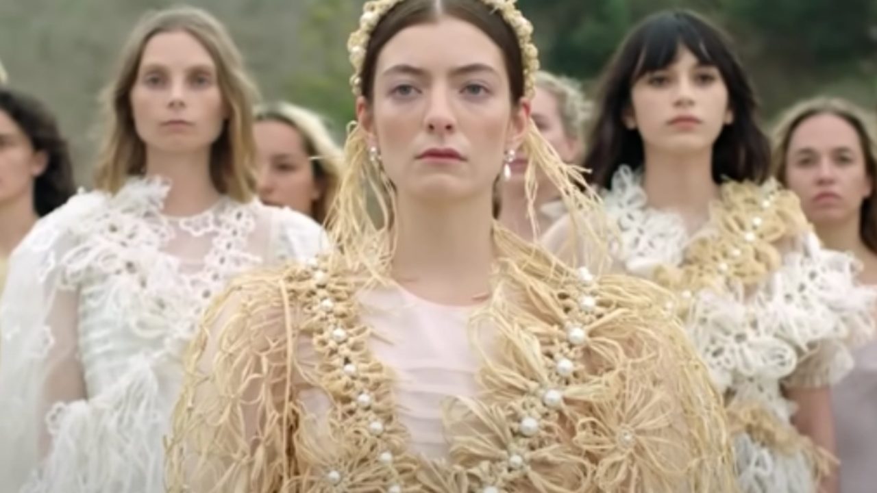 Lorde despide la era 'Solar Power' con el vídeo de 'Oceanic Feeling'