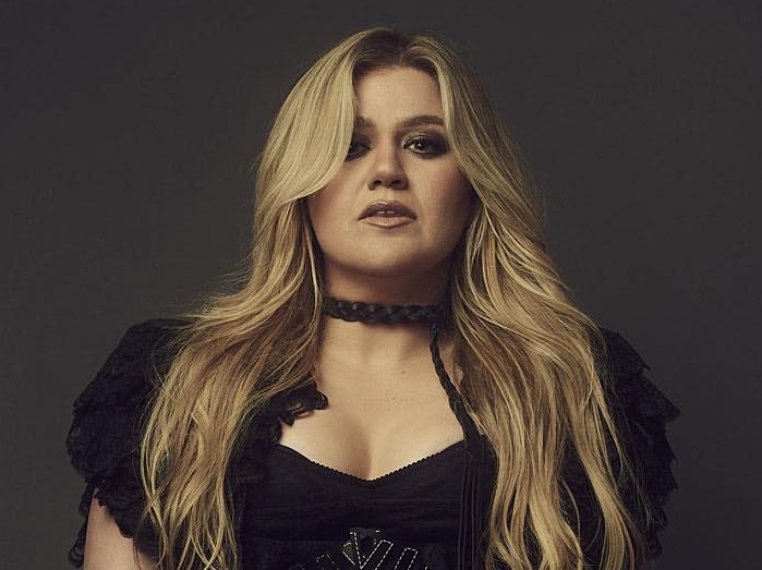 Kelly Clarkson acepta la IA, pero no en las listas con humanos - jenesaispop.com