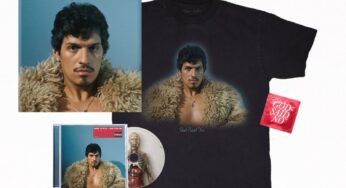 Condones y camisetas con el disco de Omar Apollo