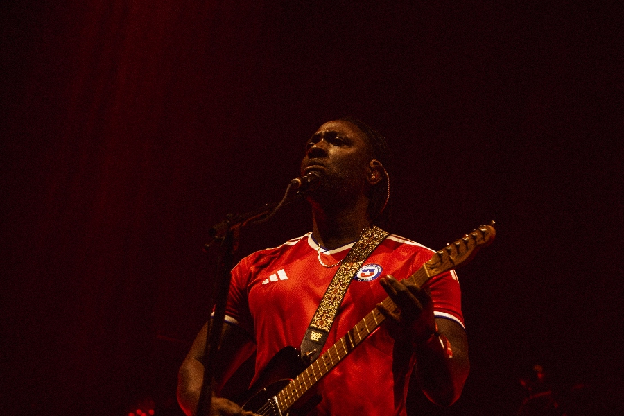 El rigor de Bloc Party y la irreverencia de Ojete Calor marcan un WARM UP de contrastes