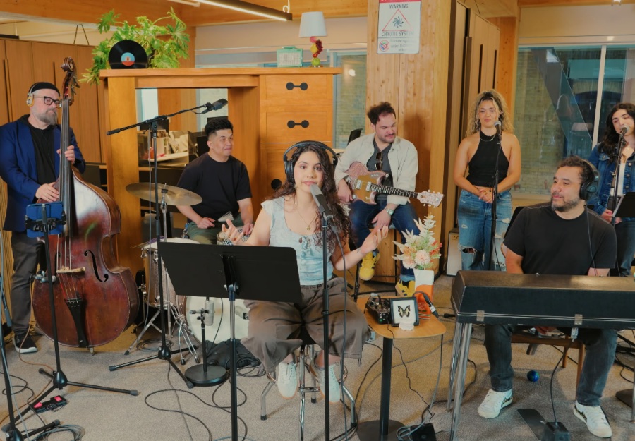 Alessia Cara comes from Tiny Desk with her own Giant Desk - jenesaispop.com