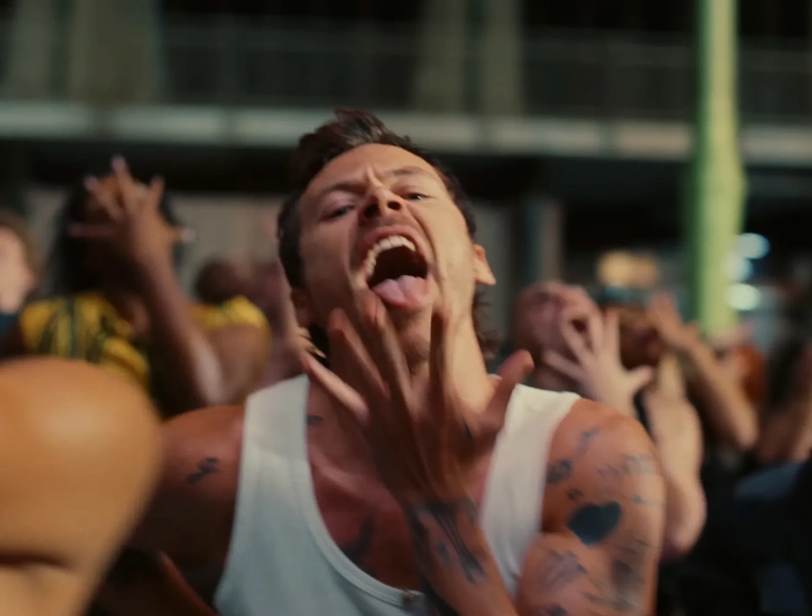 Harry Styles reivindica los mini shorts de Travolta en el vídeo de 'Dance No More'